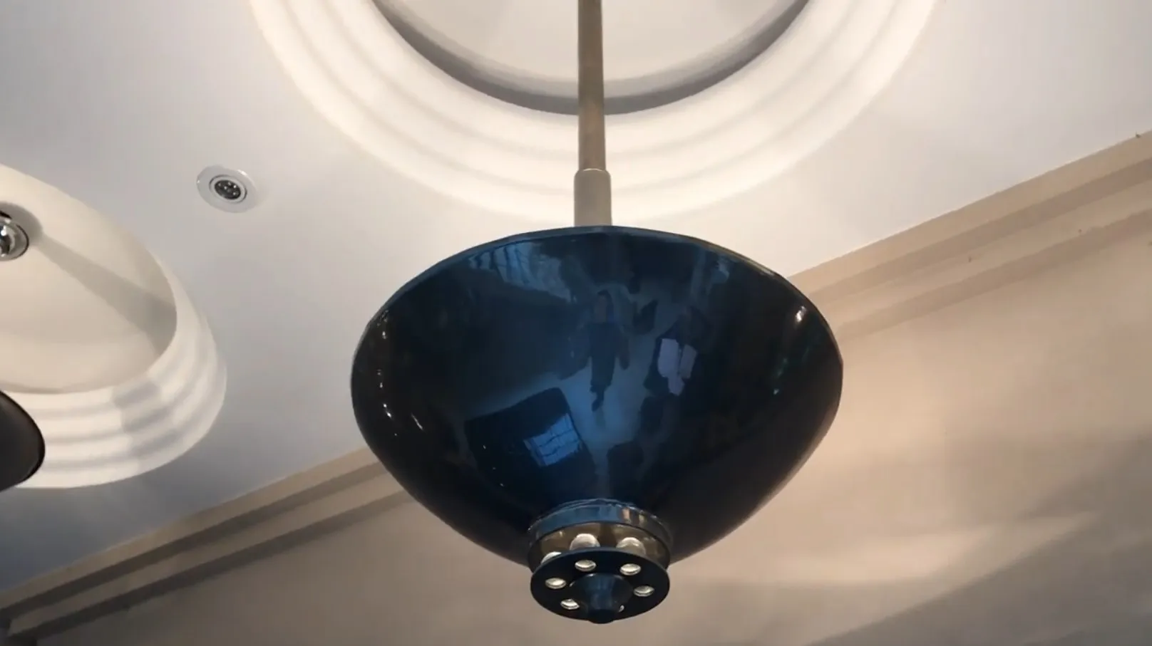 Lámpara de techo antigua color azul colgante con detalles metálicos