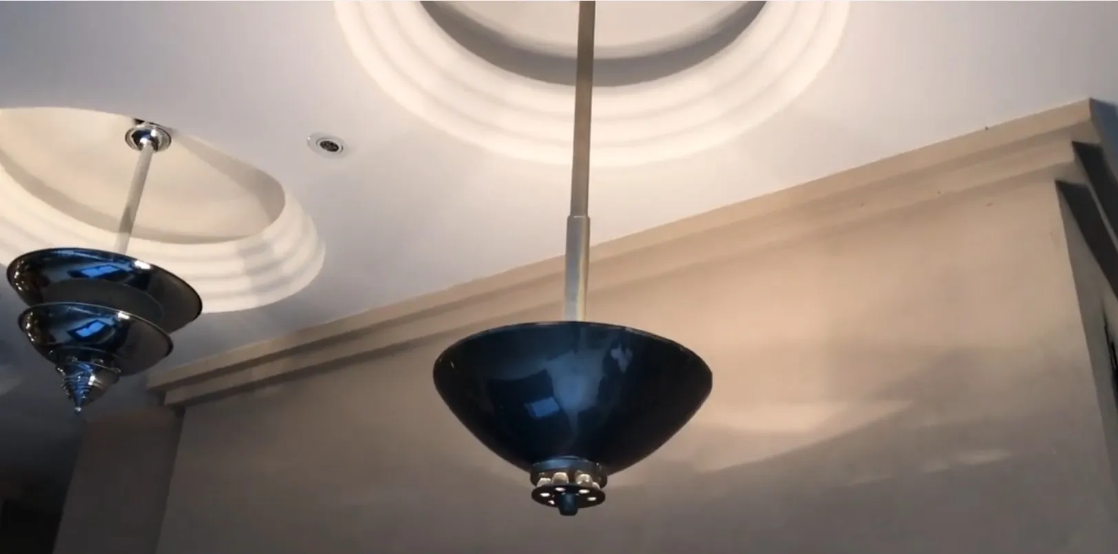 Lámpara de techo antigua de color azul con diseño elegante