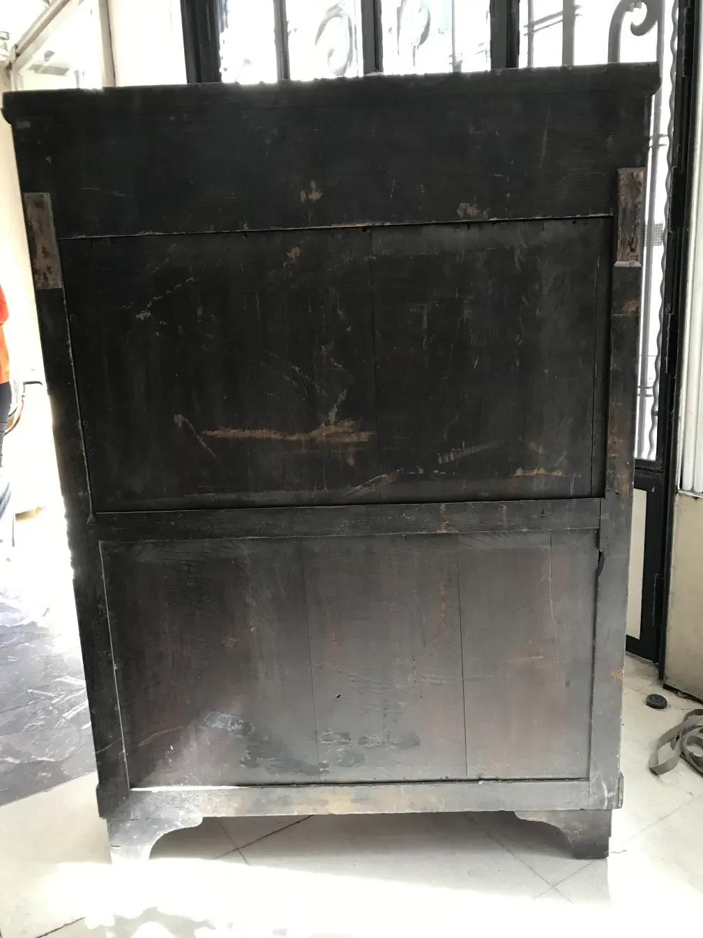 scrivania antica in legno scuro con dettagli classici