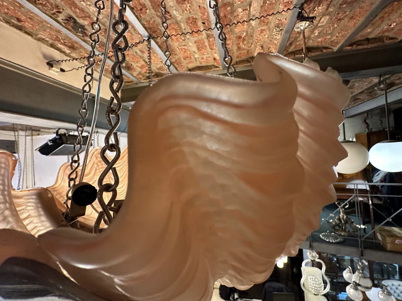 antiga lampada de teto com design original em cor clara