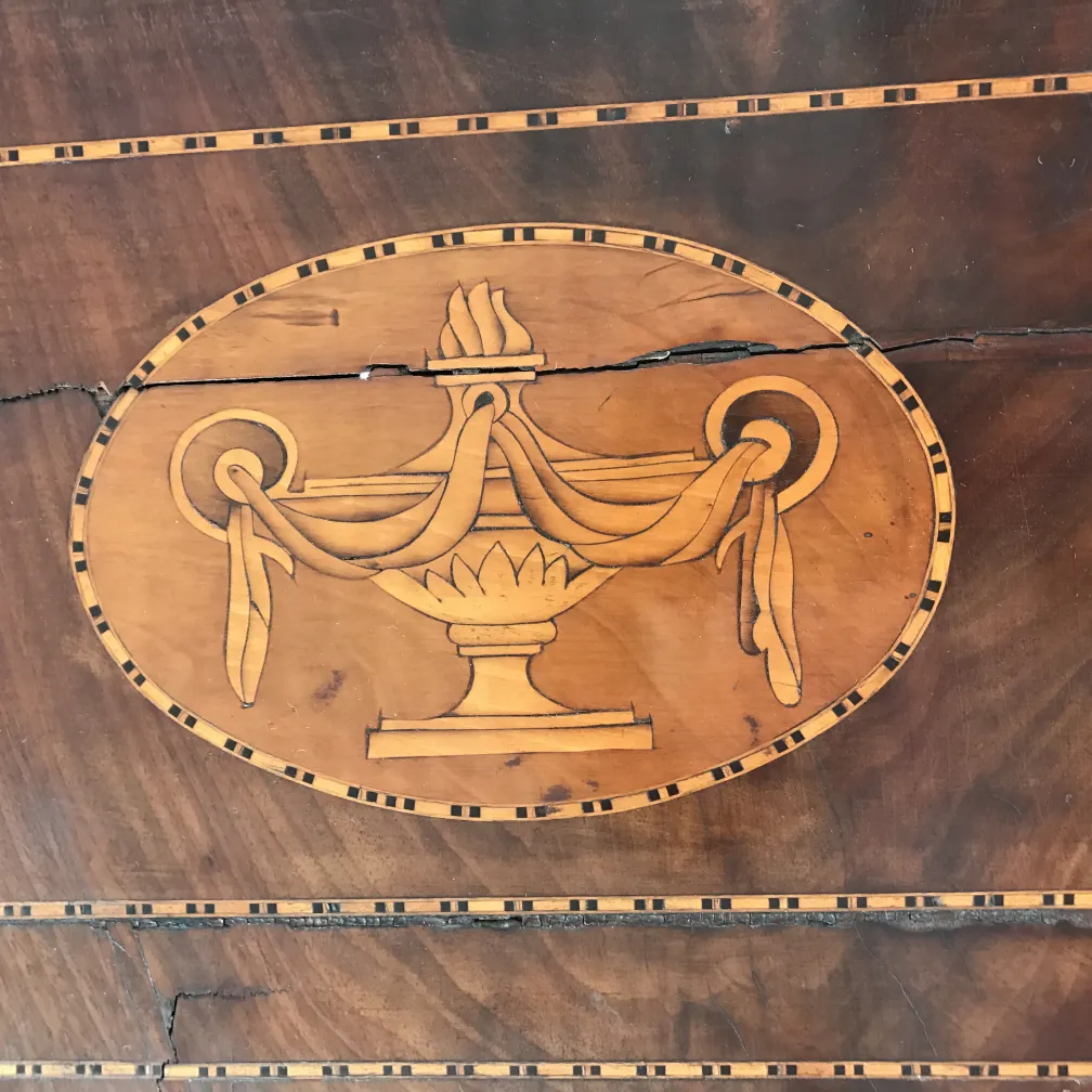 escritorio antiguo de madera con incrustaciones decorativas y diseño elegante, ambiente clásico