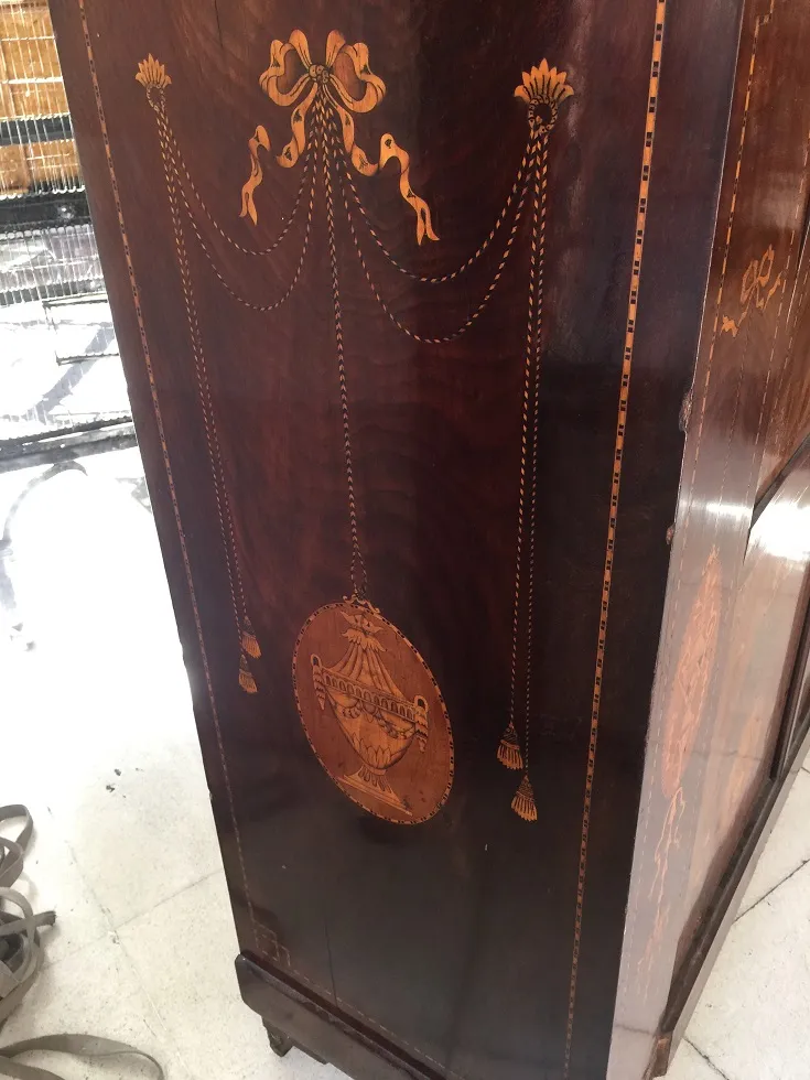 Escritorio antigo com decorações luxuosas elaboradas