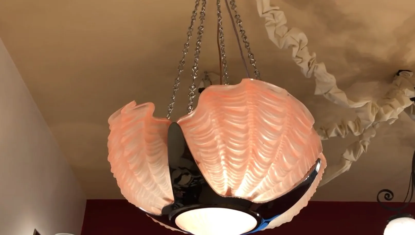 Antike Hängelampe im Muschel-Design, schafft eine gemütliche Atmosphäre.