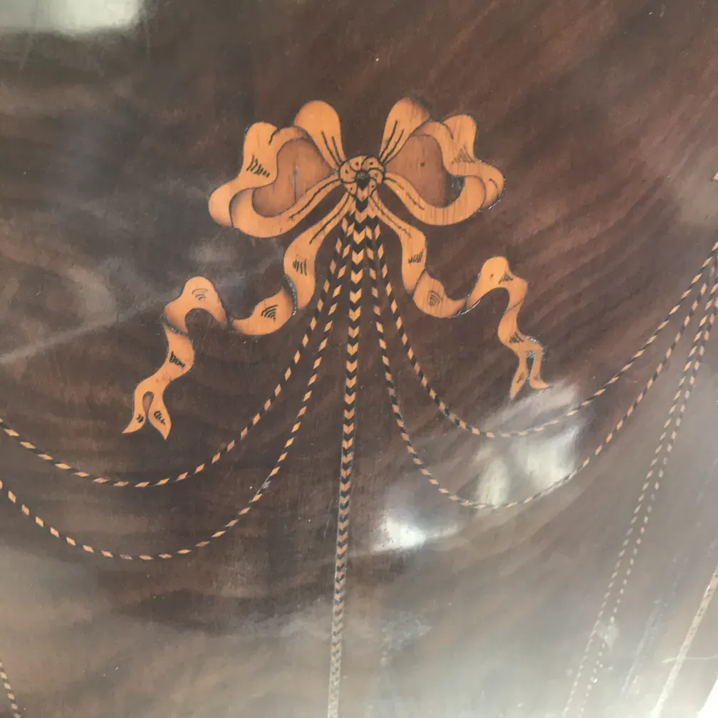 고전적인-책상의-표면에-꽃-디자인