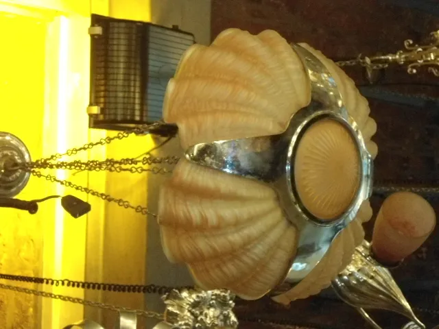 편안한 분위기 속에서 밝고 어두운 디테일을 지닌 고전 교수형 램프.