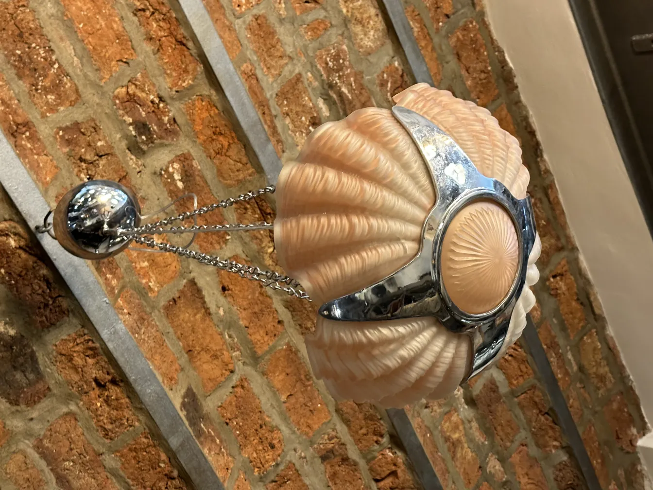 Lâmpada de teto antiga com design em forma de concha, suspensa