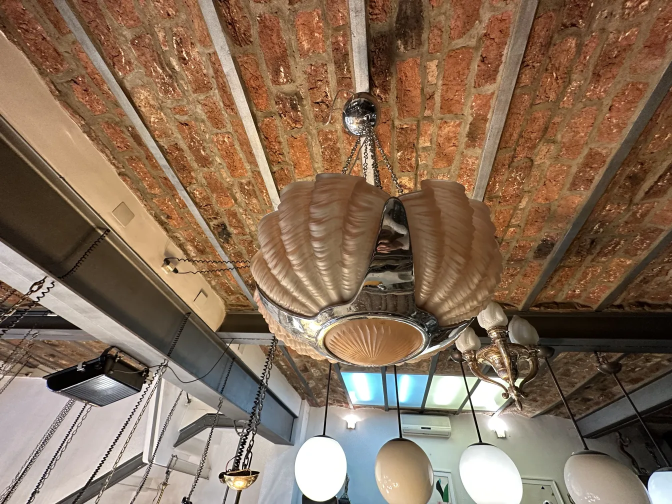 Lustre antique avec un design distinctif dans une ambiance confortable.