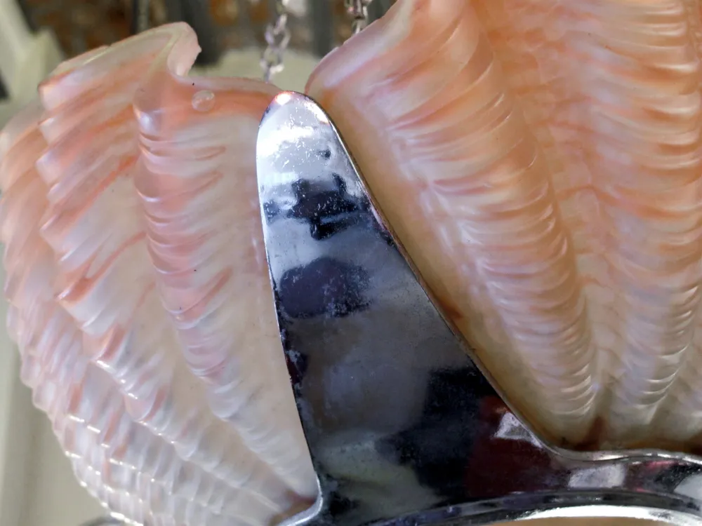 古典风格的吊灯，优雅的设计和浅色调，背景经典。