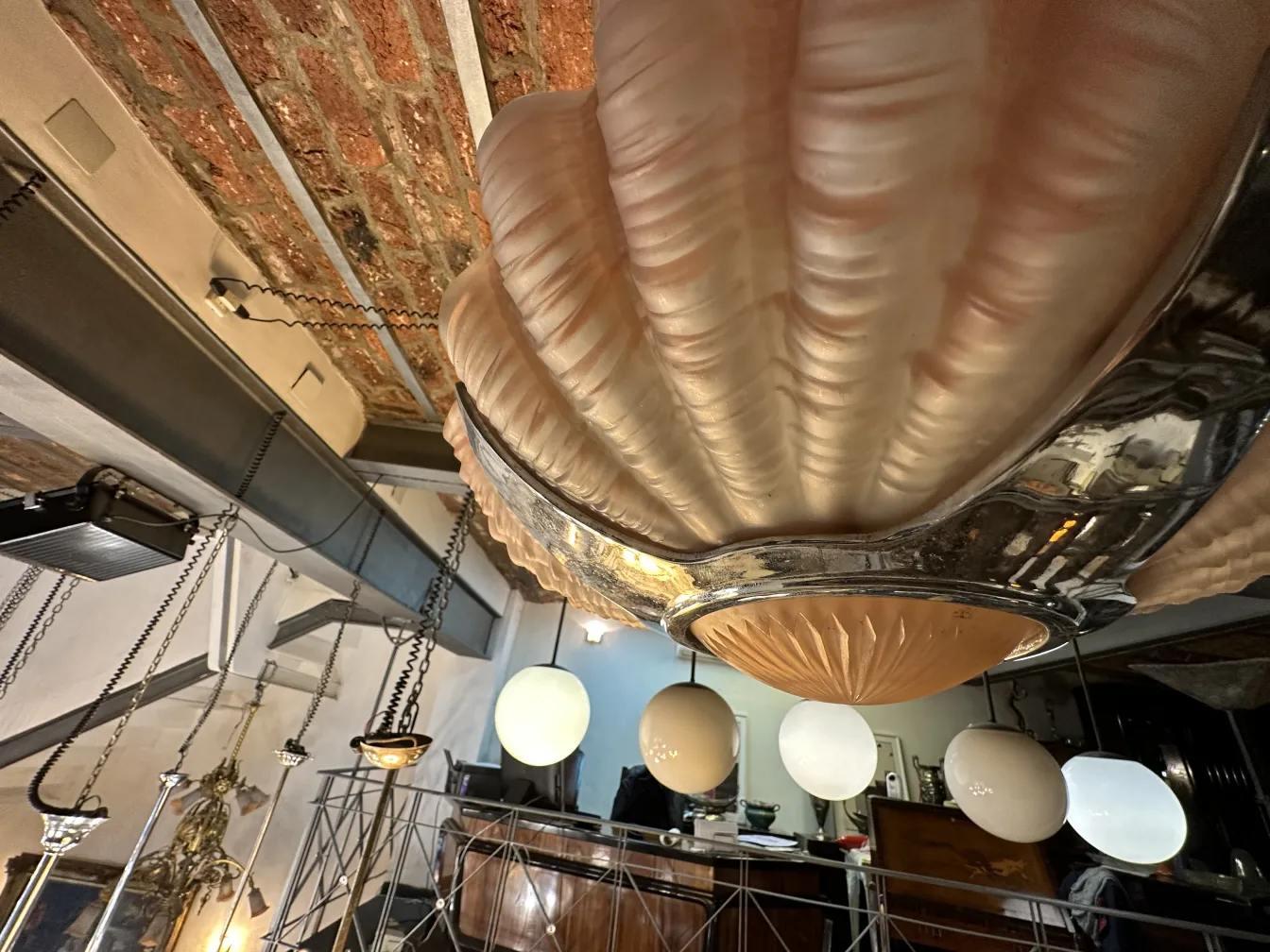 Lampada a sospensione antica decorativa in un ambiente accogliente.