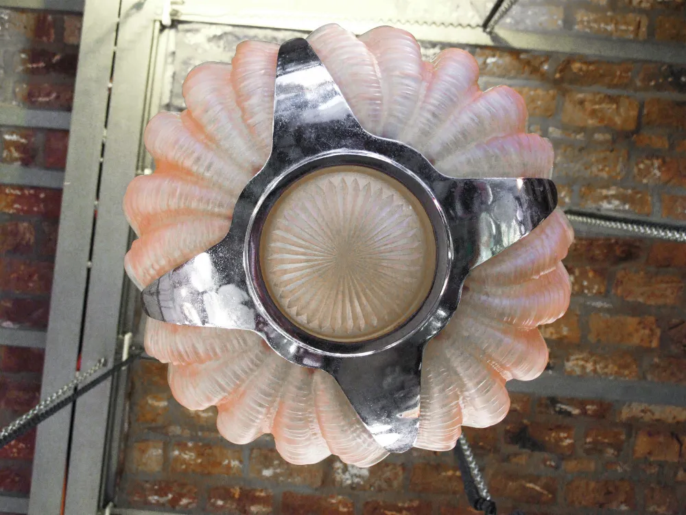 Lampada a sospensione antica con design speciale in toni chiari, atmosfera accogliente.