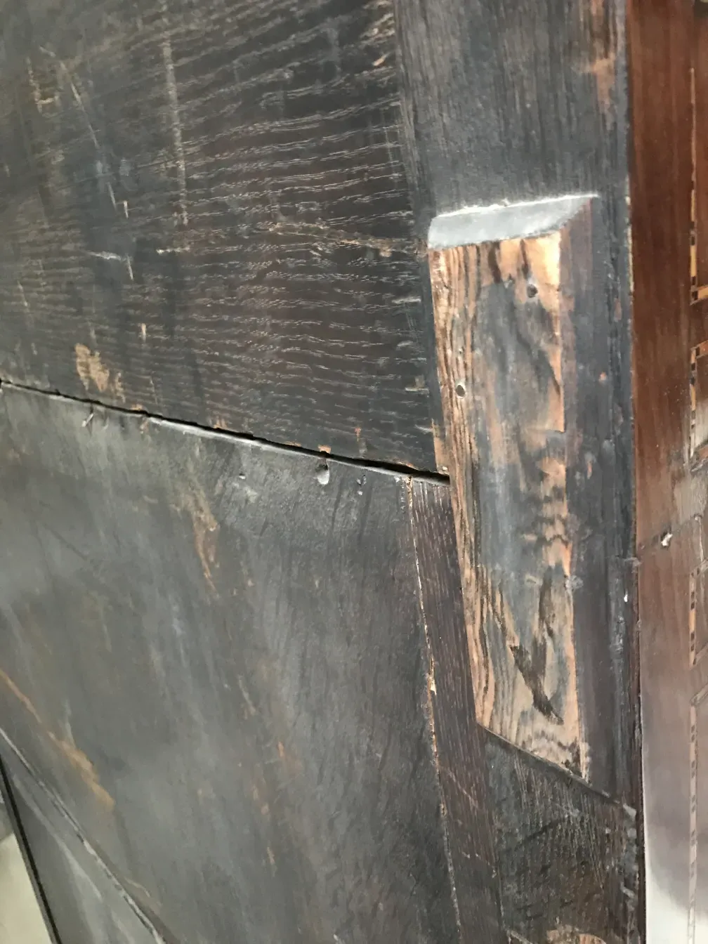 bureau ancien en bois noir avec détails visibles