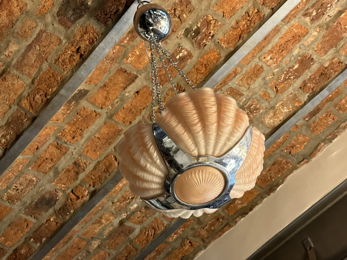 Lâmpada de teto antiga com design clássico em ambiente bem iluminado e acolhedor.