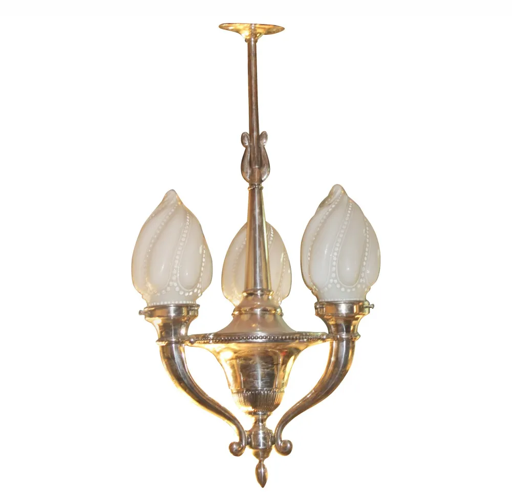 Lampada a sospensione antica con tre paralumi in vetro bianco, elegante e decorativa, perfetta per la casa.