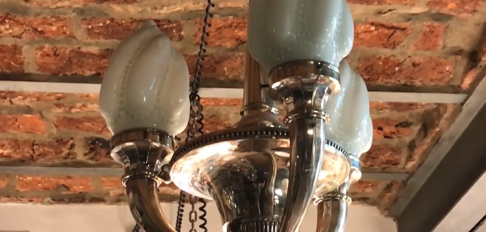 lustre ancien avec lumière douce et élégante