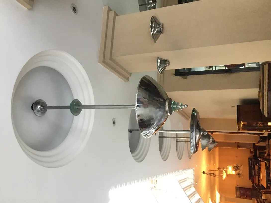 Lámpara de techo antigua, con cúpulas brillantes, en una habitación iluminada