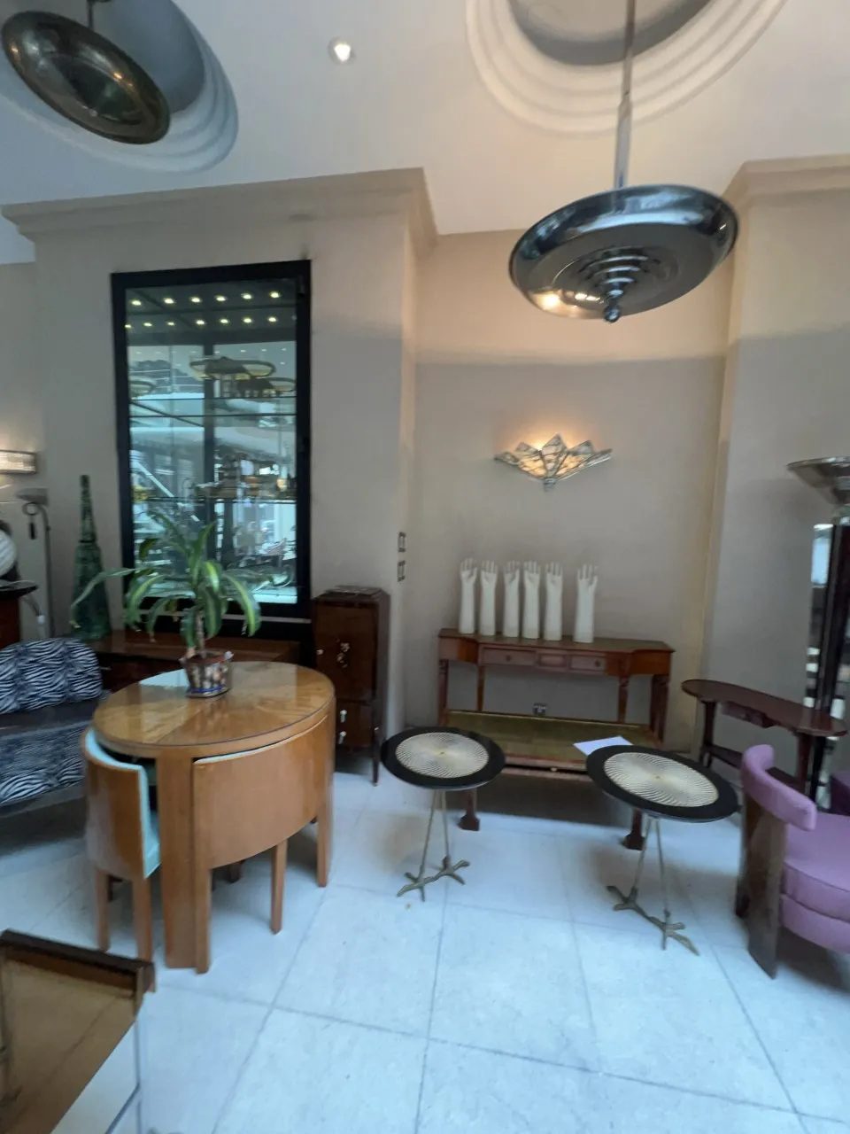 Lámpara de techo antigua suspendida en un ambiente elegante con muebles de madera.