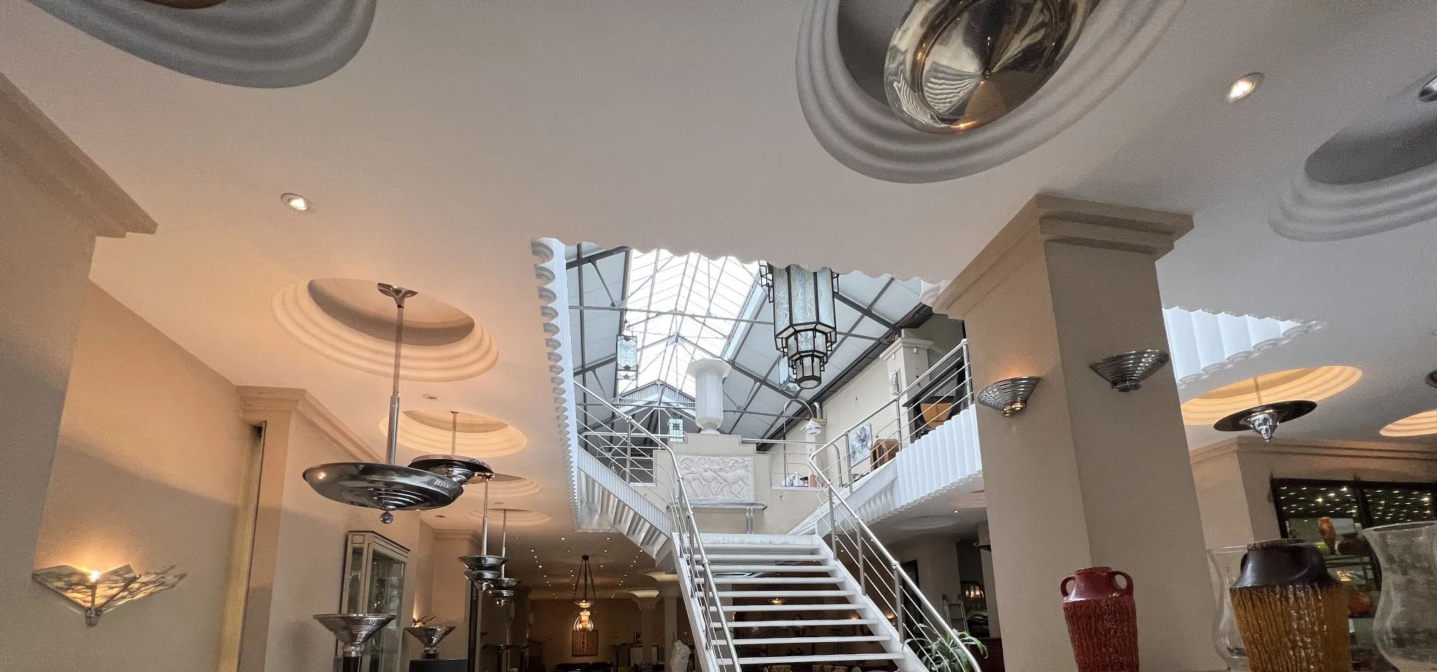 Lâmpada de teto antiga com detalhes elegantes.