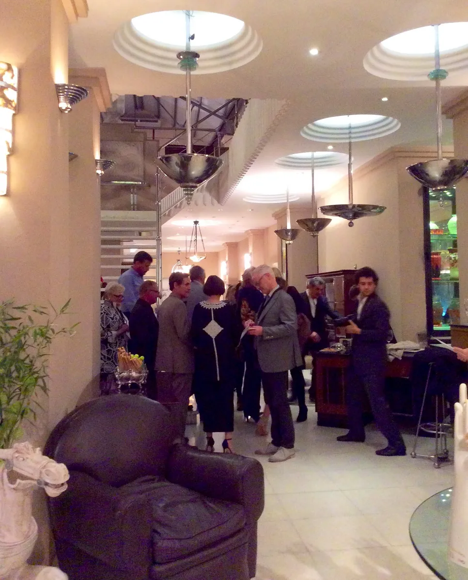 Lampada a sospensione antica in un ambiente decorativo affollato