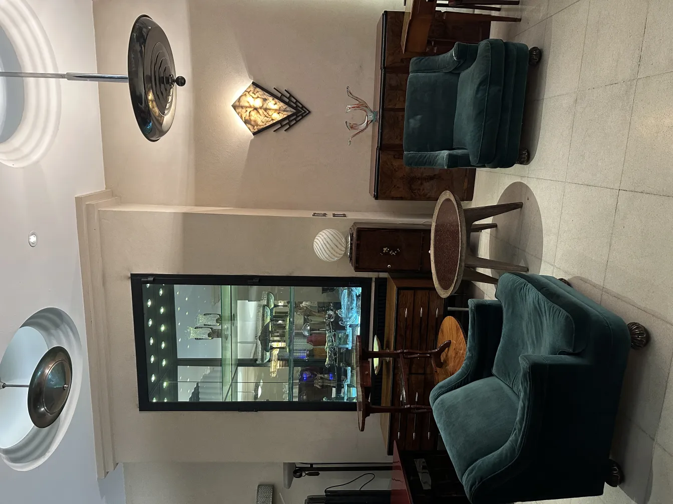 Lâmpada de teto antiga com design elegante, iluminando um ambiente acolhedor.