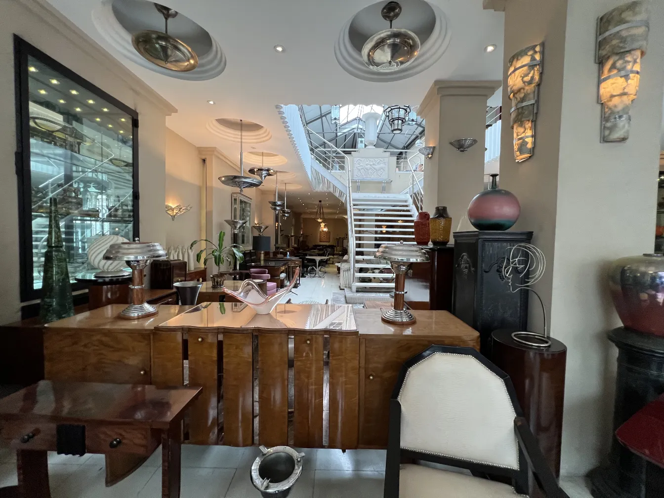 Lâmpada de teto antiga com design elegante em um ambiente moderno.