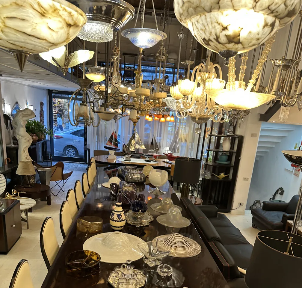 Lámpara de techo antigua con detalles ornamentales en un entorno elegante.