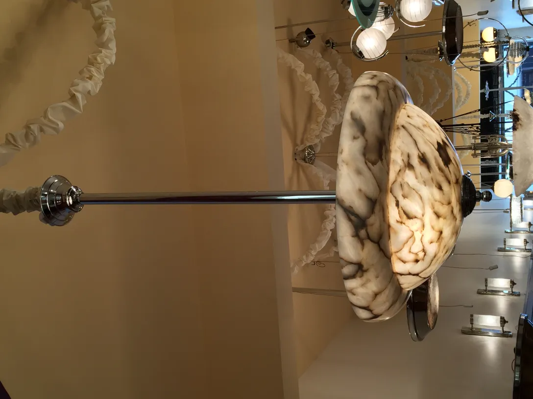 lâmpada de teto antiga de alabastro em um ambiente elegante