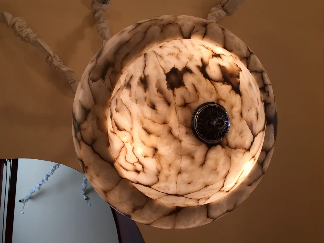 Lâmpada de teto antiga de cerâmica com design clássico.