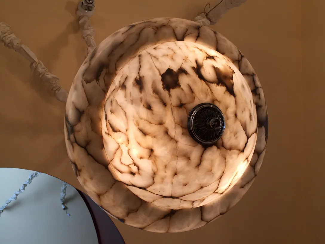 lâmpada de teto antiga com design especial e elegante iluminando o espaço