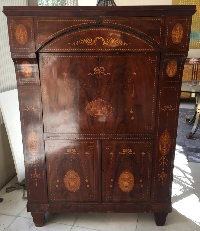 Scrivania antica in legno con dettagli decorativi in bronzo, ideale per uno studio elegante