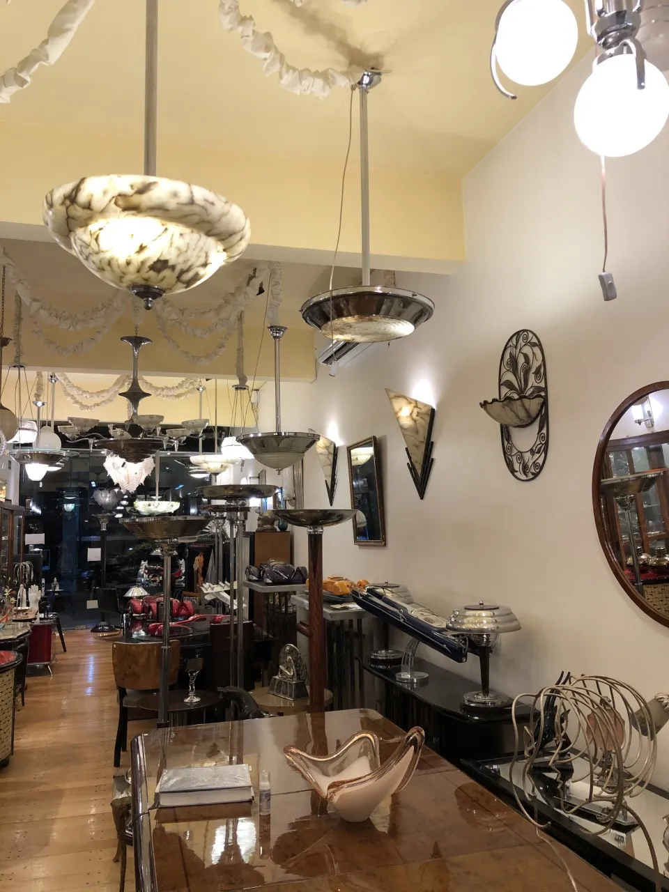 Lampada a sospensione antica decorativa in un negozio di antiquariato.