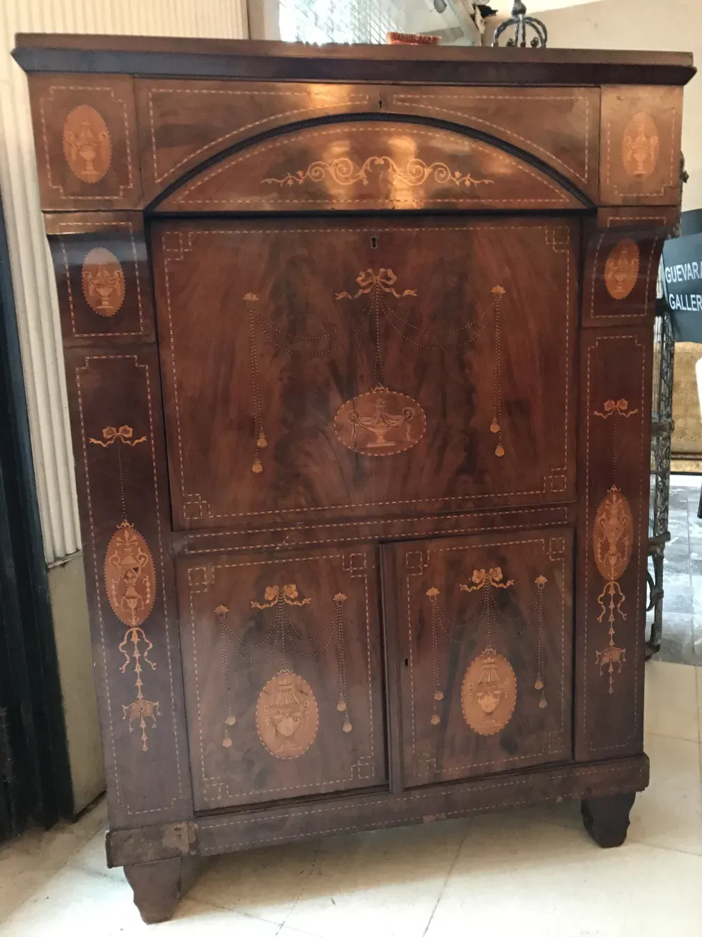 Bureau antique en bois avec des détails élaborés et une belle ornementation.
