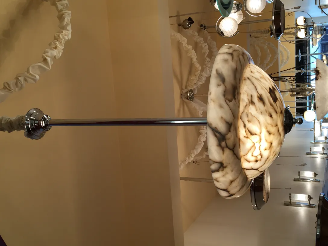 Lustre ancien en marbre avec une finition brillante.