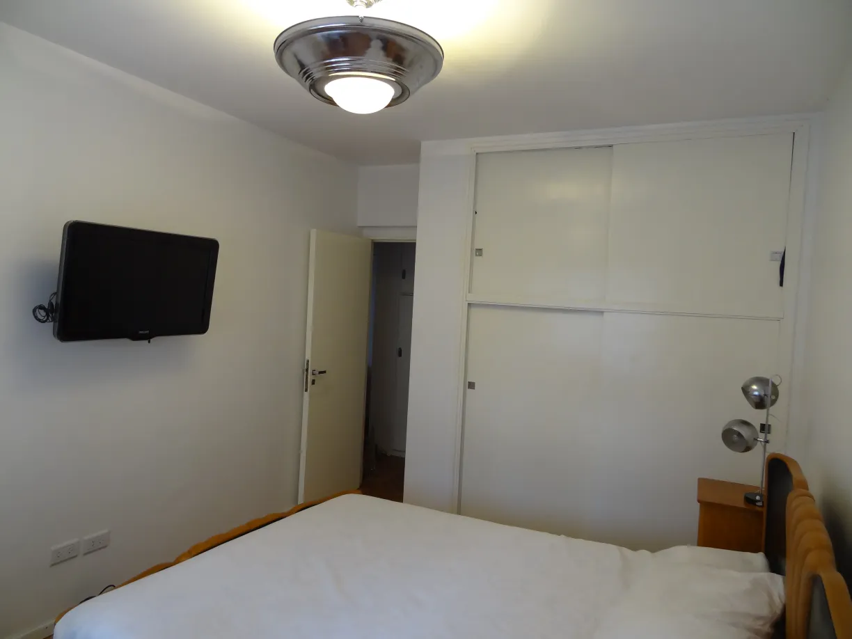 Lâmpada de teto antiga com design brilhante em ambiente neutro