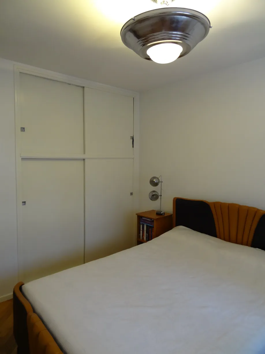 Lámpara de techo antigua con diseño redondeado en habitación sencilla