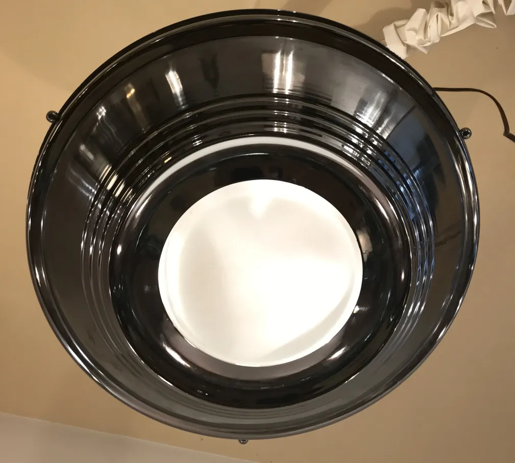 Lâmpada de teto antiga preta com interior branco, ideal para decoração.