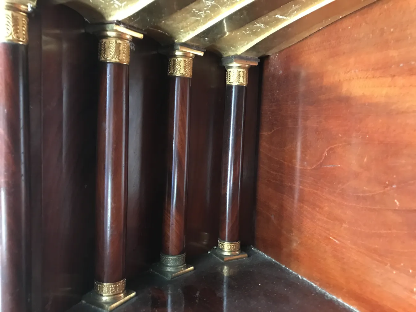 مكتب قديم مع أعمدة خشبية وتفاصيل ذهبية في الأعلى.