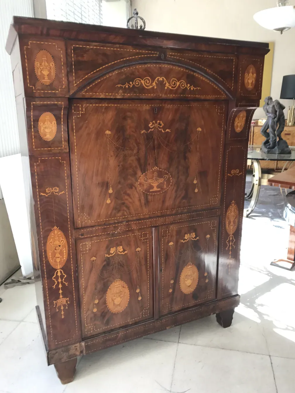 antiker Schreibtisch mit filigranen Dekorationen und feinen Details