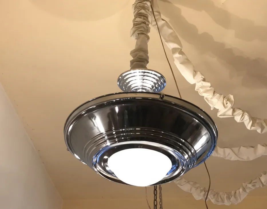 Lustre antique brillant avec une finition lisse et un design classique.