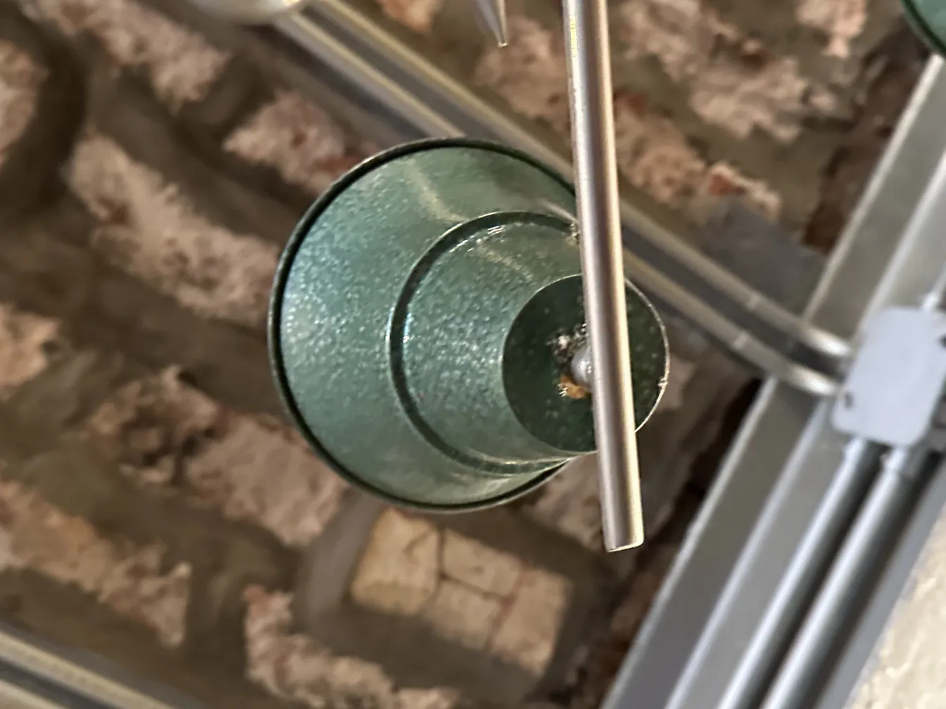 lampada de teto antiga de vidro em um ambiente rustico