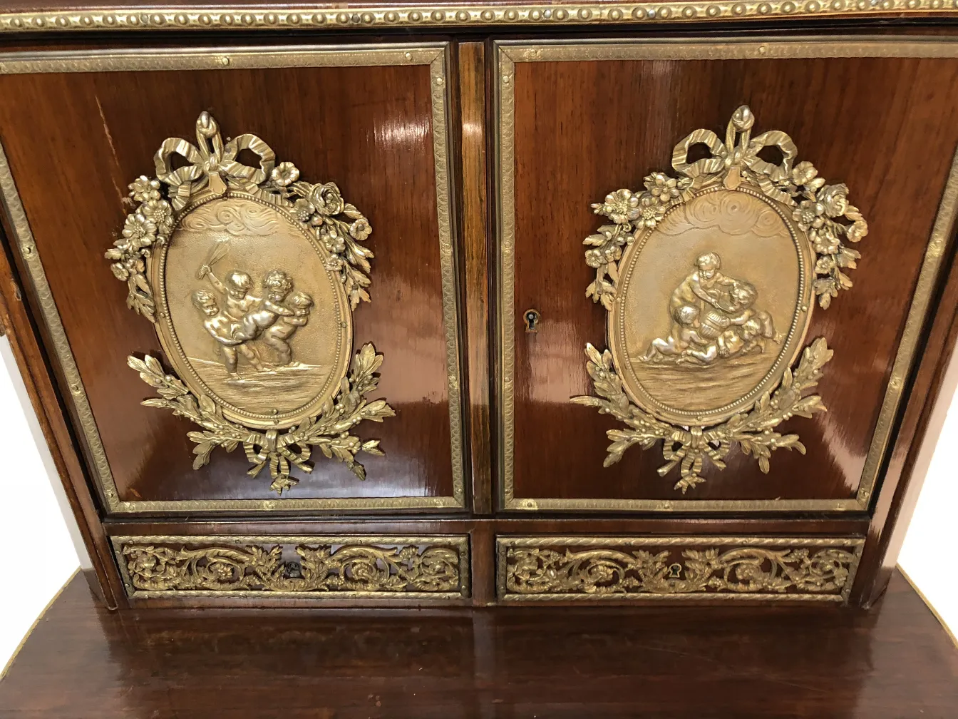 Bureau ancien avec des reliefs décoratifs sur les portes