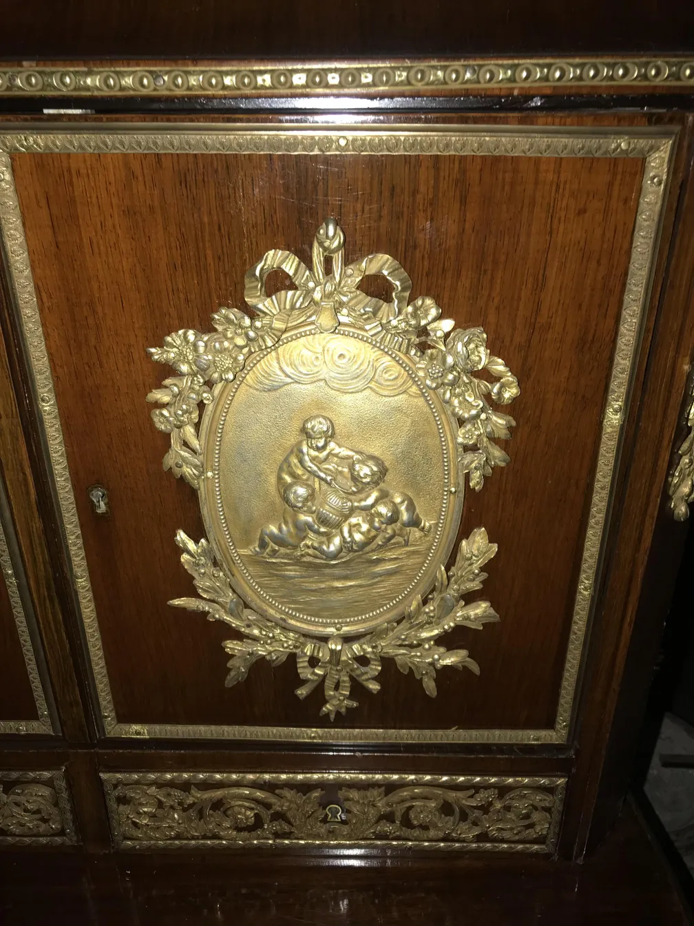 scrivania antica con rilievi dorati e dettagli decorativi