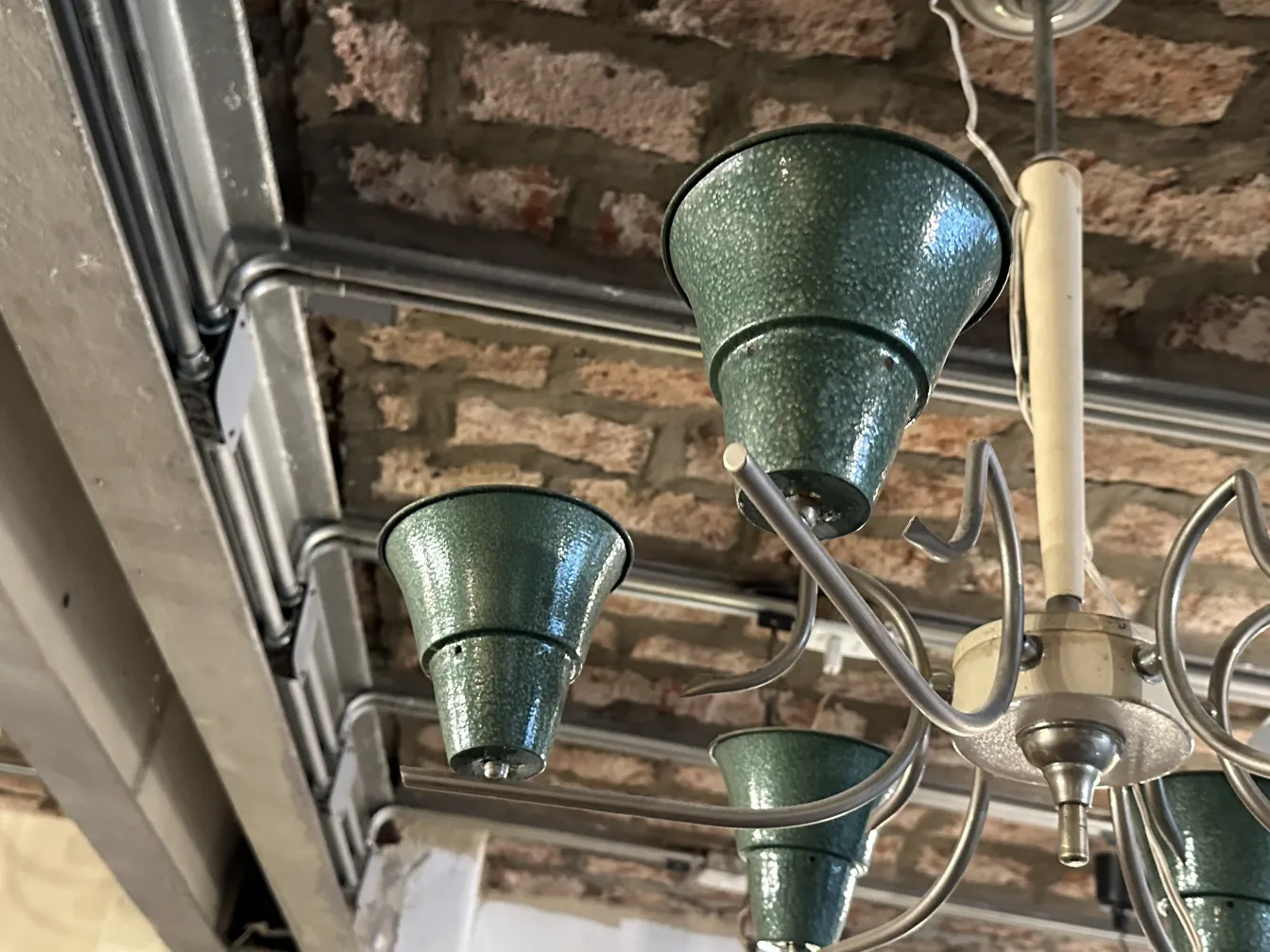 Lâmpada de teto antiga com tons verde, estilo clássico em um ambiente moderno.