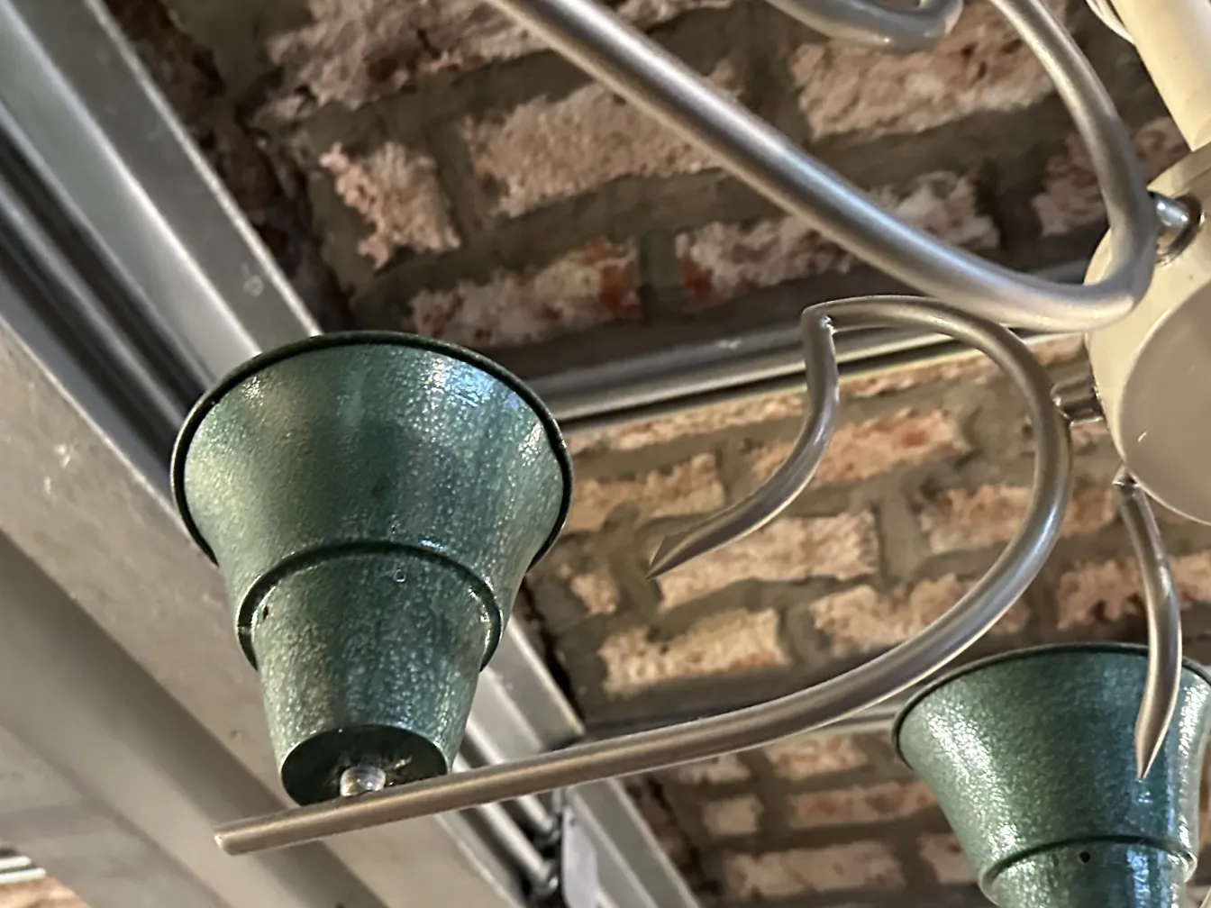 Lámpara de techo antigua con tazas verdes en diseño elegante.