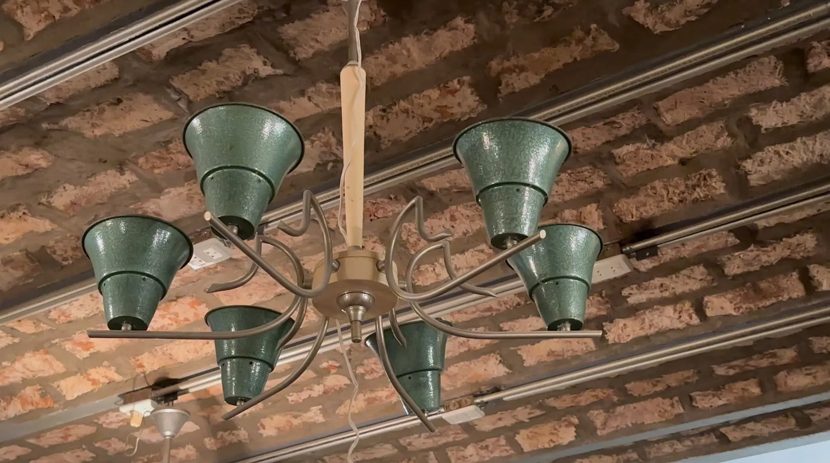 古いハンギングランプが田舎の環境に置かれています。