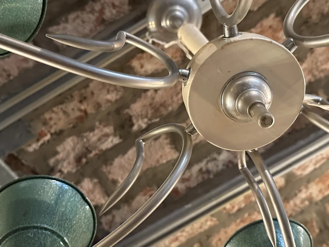 Вид сверху на антикварную подвесную лампу с блеском.