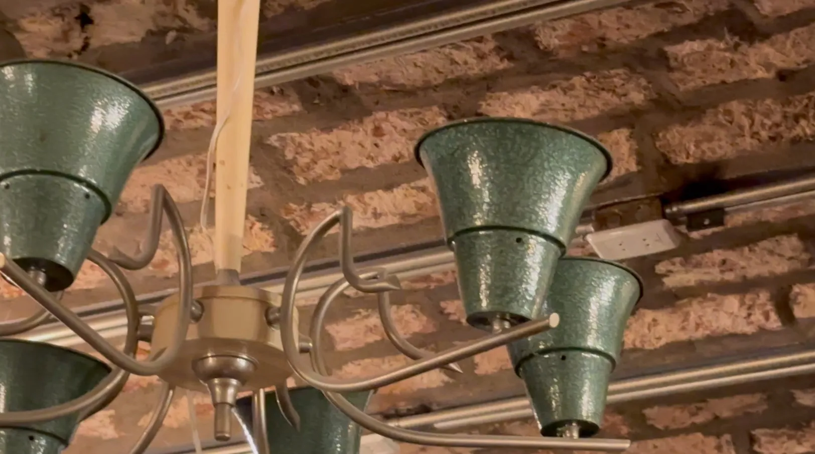 Lampada a sospensione antica, con tonalità verdi e dorate