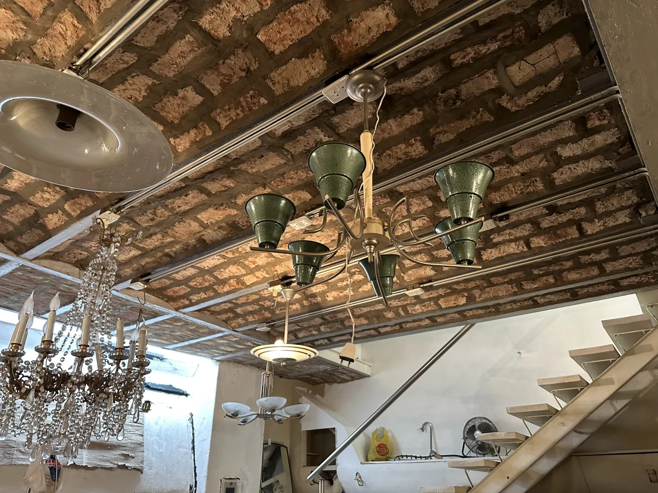 Старинная подвесная лампа с множеством зеленых огней, уютная атмосфера.