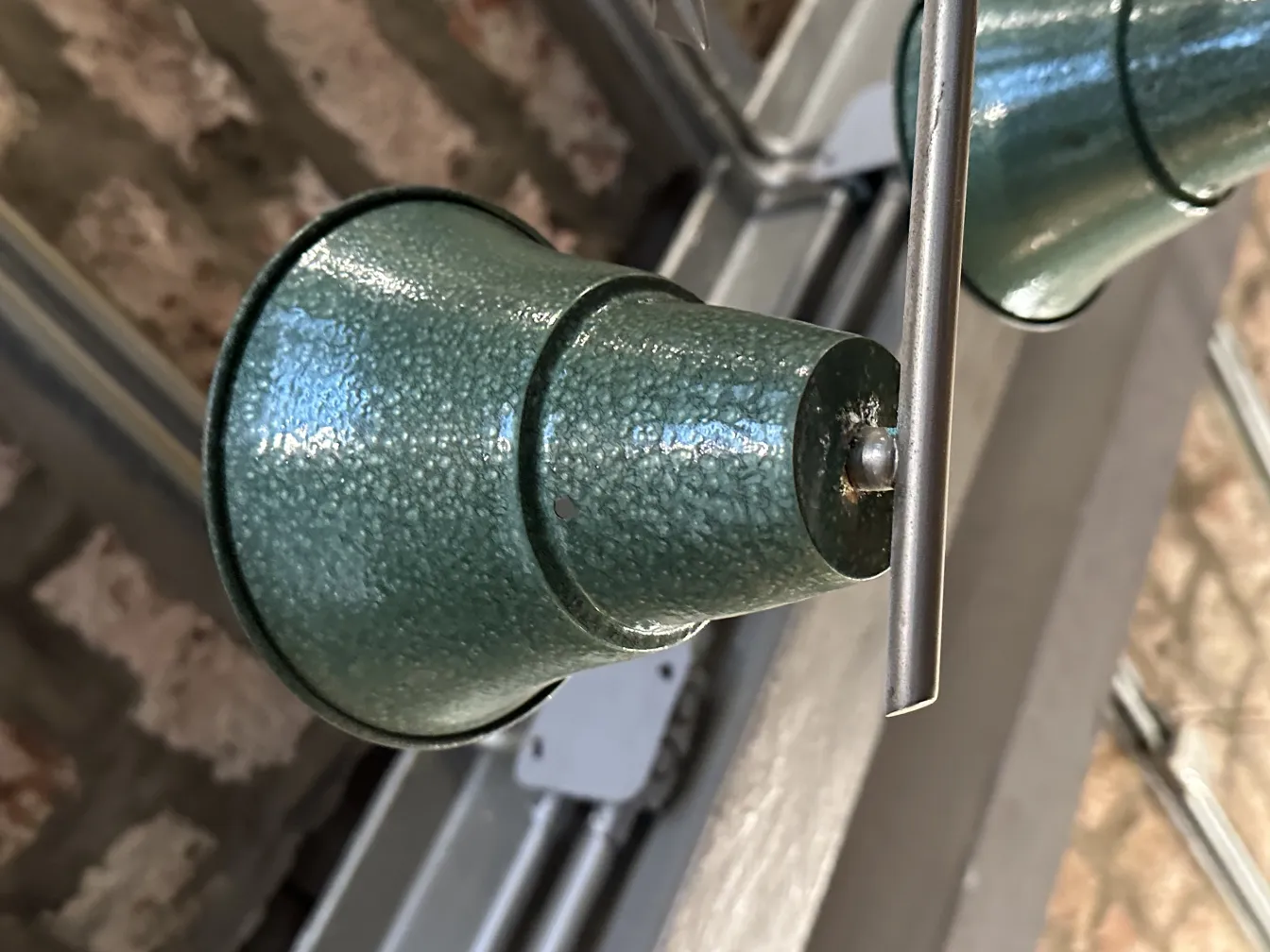 lâmpada de teto antiga verde com design atraente em ambiente rústico.