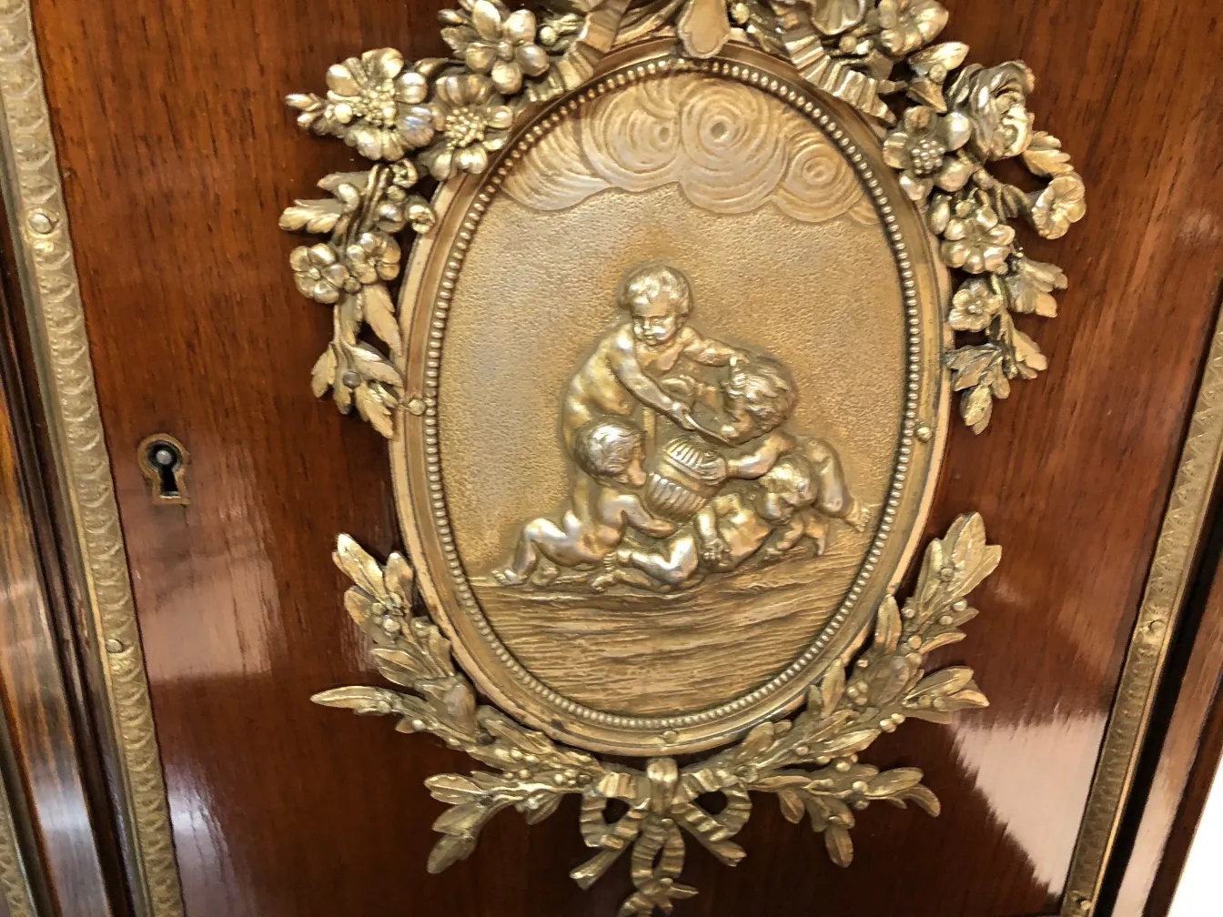 Bureau ancien avec décoration en relief et trou de serrure