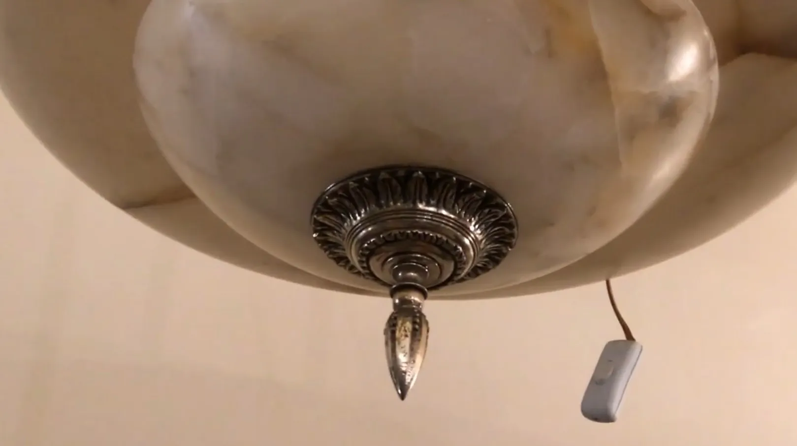 Antike Hängelampe mit elegantem Design und dekorativen Details.